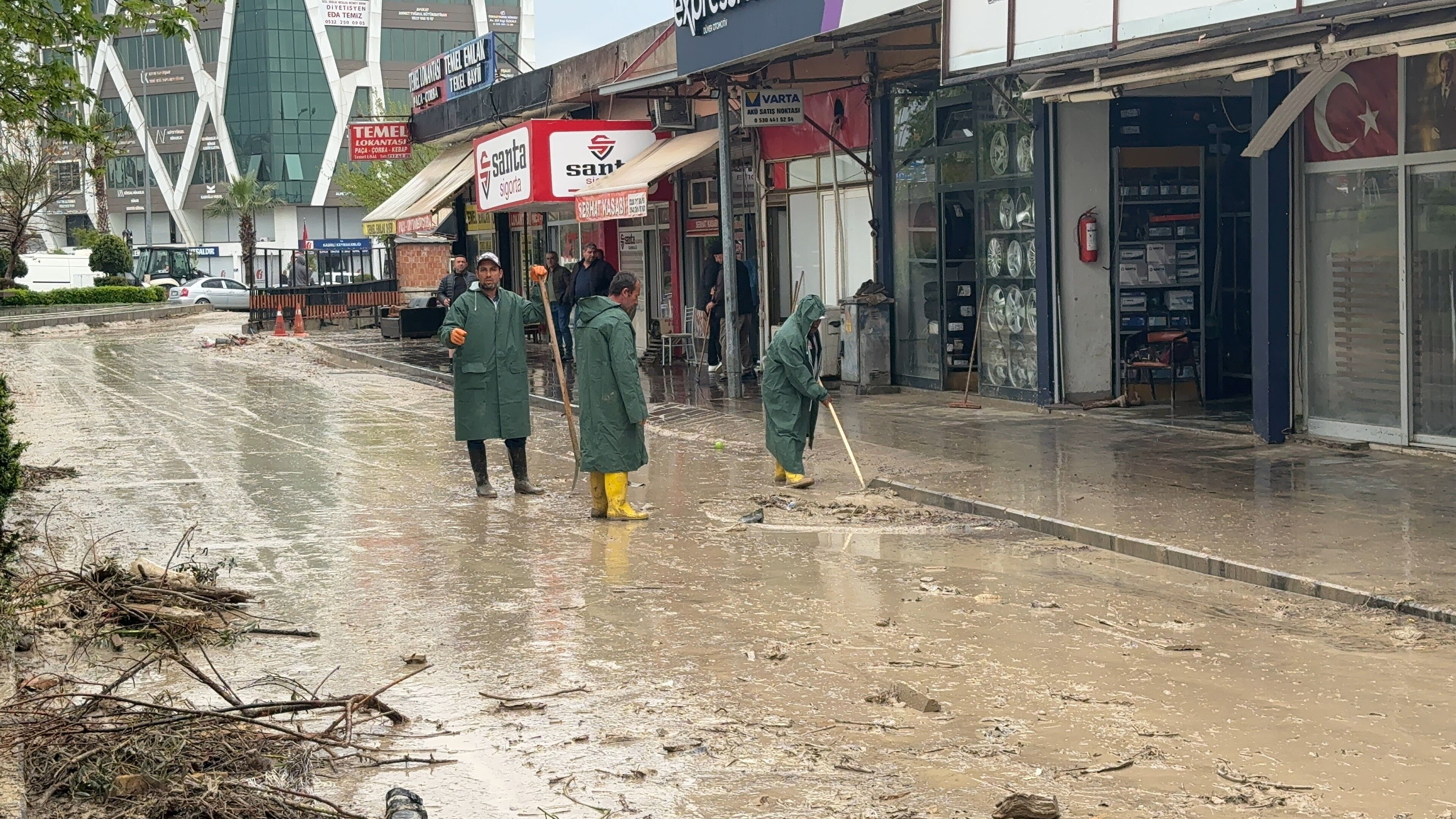 Kadirli Esnafı Selin Yaralarını Sarmaya Başladı (2)