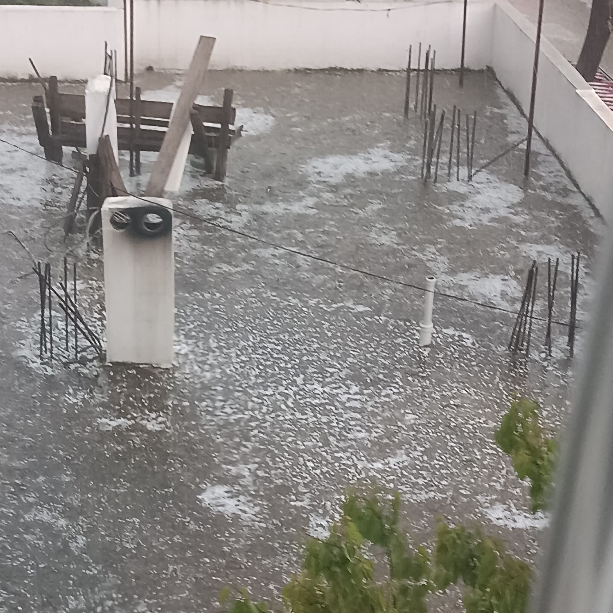 Kadirli’de Dolu Ile Karışık Sağanak Yağış Etkili Oldu (2)