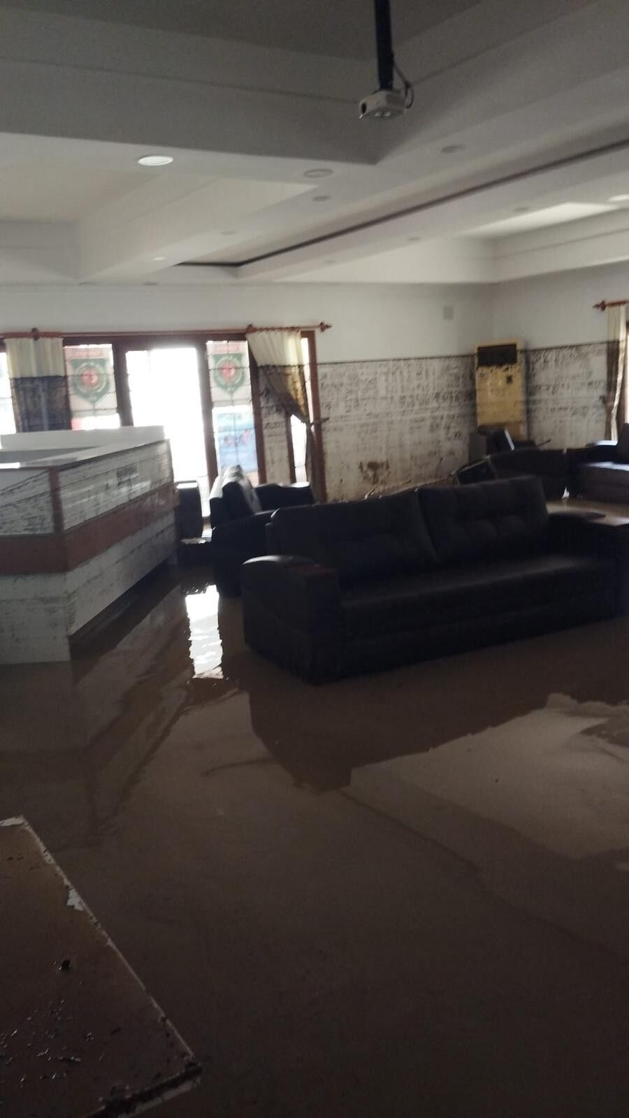 Kadi̇rli̇'de Seli̇n İzleri̇ Şehi̇t Ai̇leleri̇ Derneği̇ Çamur Altinda! (2)