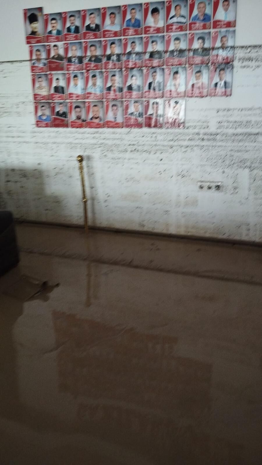 Kadi̇rli̇'de Seli̇n İzleri̇ Şehi̇t Ai̇leleri̇ Derneği̇ Çamur Altinda! (4)