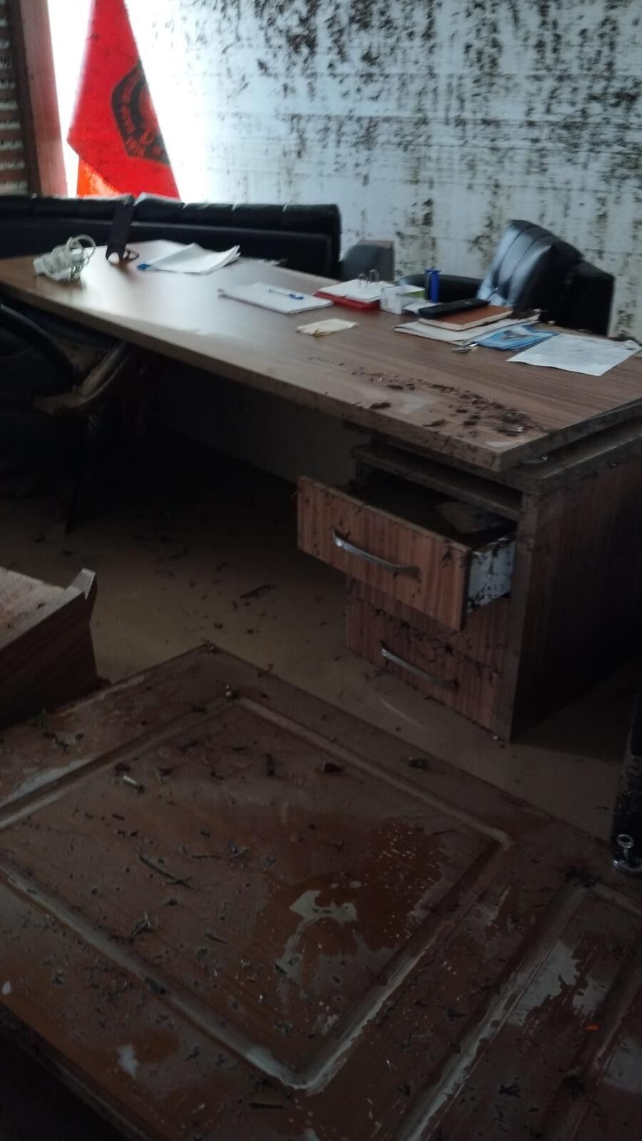 Kadi̇rli̇'de Seli̇n İzleri̇ Şehi̇t Ai̇leleri̇ Derneği̇ Çamur Altinda! (5)