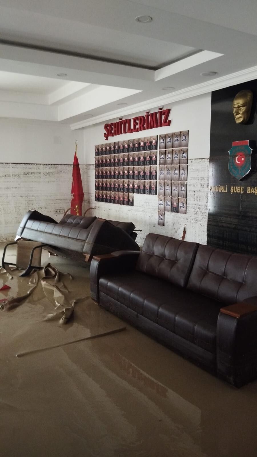 Kadi̇rli̇'de Seli̇n İzleri̇ Şehi̇t Ai̇leleri̇ Derneği̇ Çamur Altinda! (6)