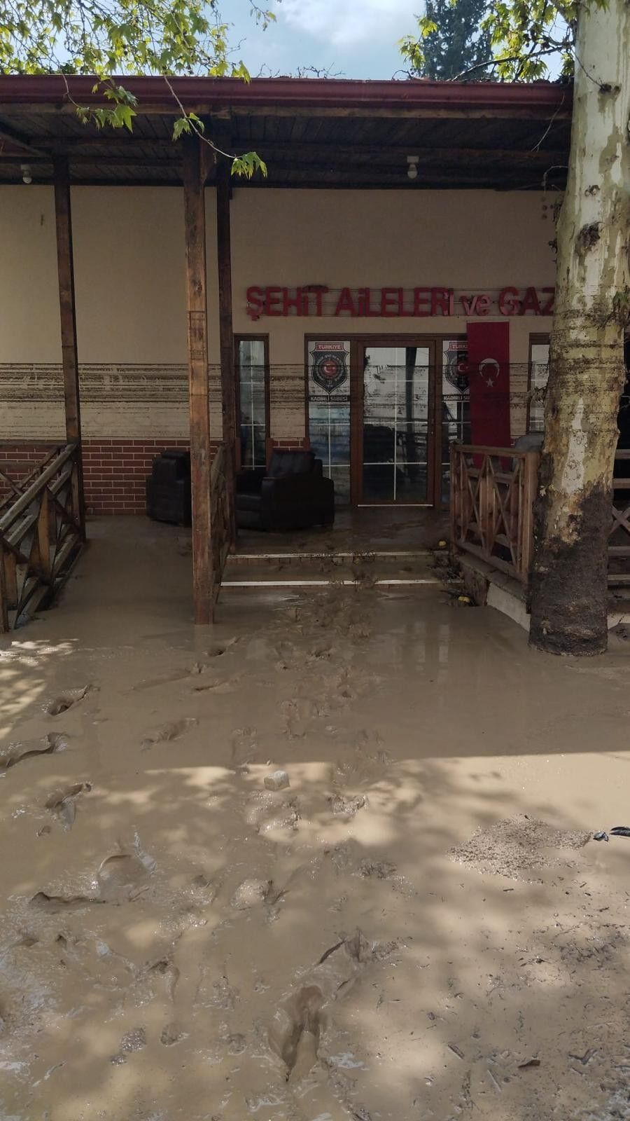 Kadi̇rli̇'de Seli̇n İzleri̇ Şehi̇t Ai̇leleri̇ Derneği̇ Çamur Altinda! (7)