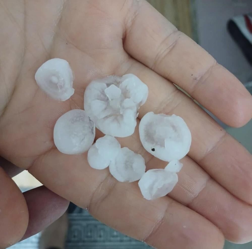 Kadirli’de Şiddetli Dolu Caddeyi Beyaza Bürüdü (1)