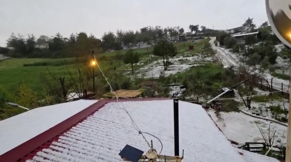 Kadirli’de Şiddetli Dolu Caddeyi Beyaza Bürüdü (3)