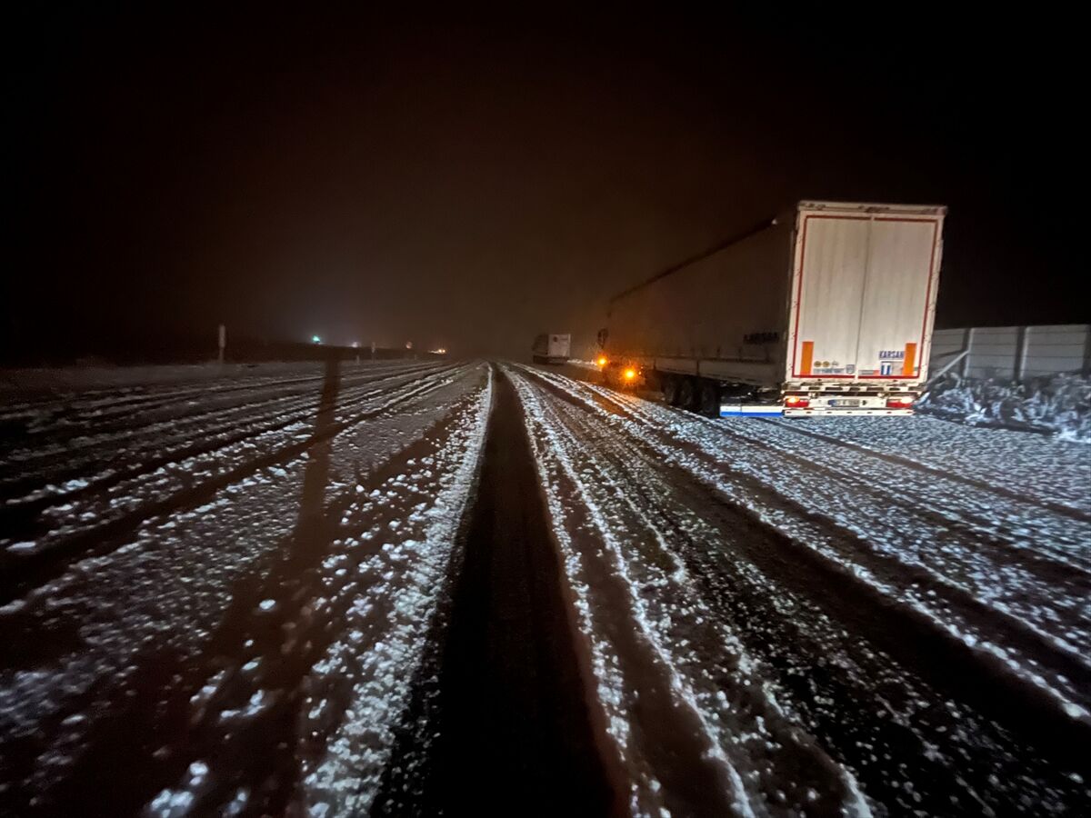 Kars'ta Nisanda Yağan Kar Nedeniyle Araçlar Yolda Kaldı