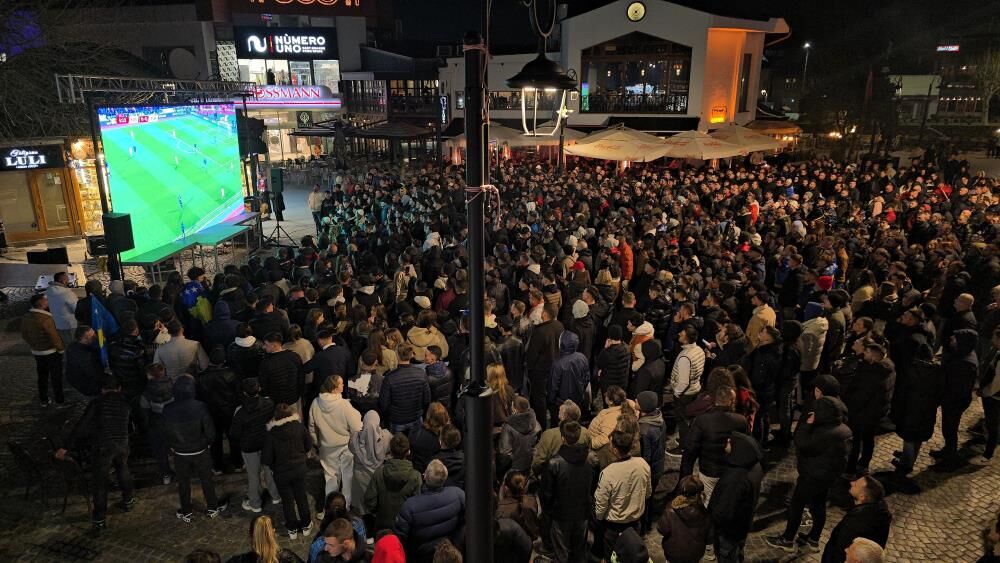 Kosova’da Tarihi Gece Priştine’de Stadyum, Prizren’de Meydan Doldu (3)