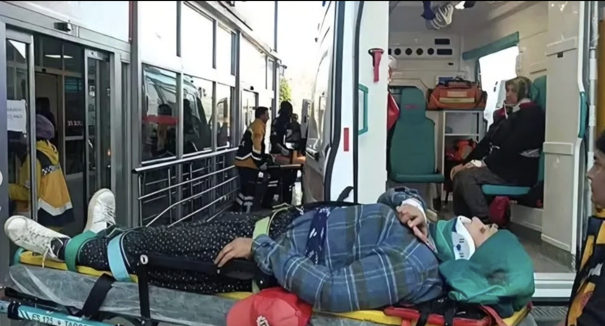 Kozan’da İşçi Minibüsü Devrildi1