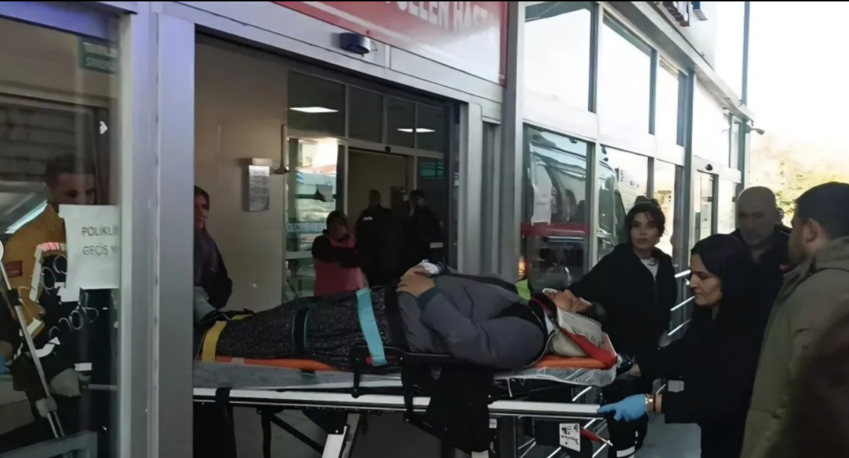 Kozan’da İşçi Minibüsü Devrildi2