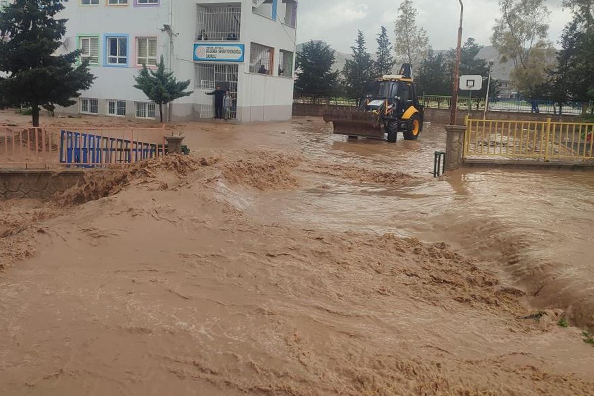 Mardinde Saganak Nedeniyle 75 Ogrenci Okulda 84A14167F2 Amp