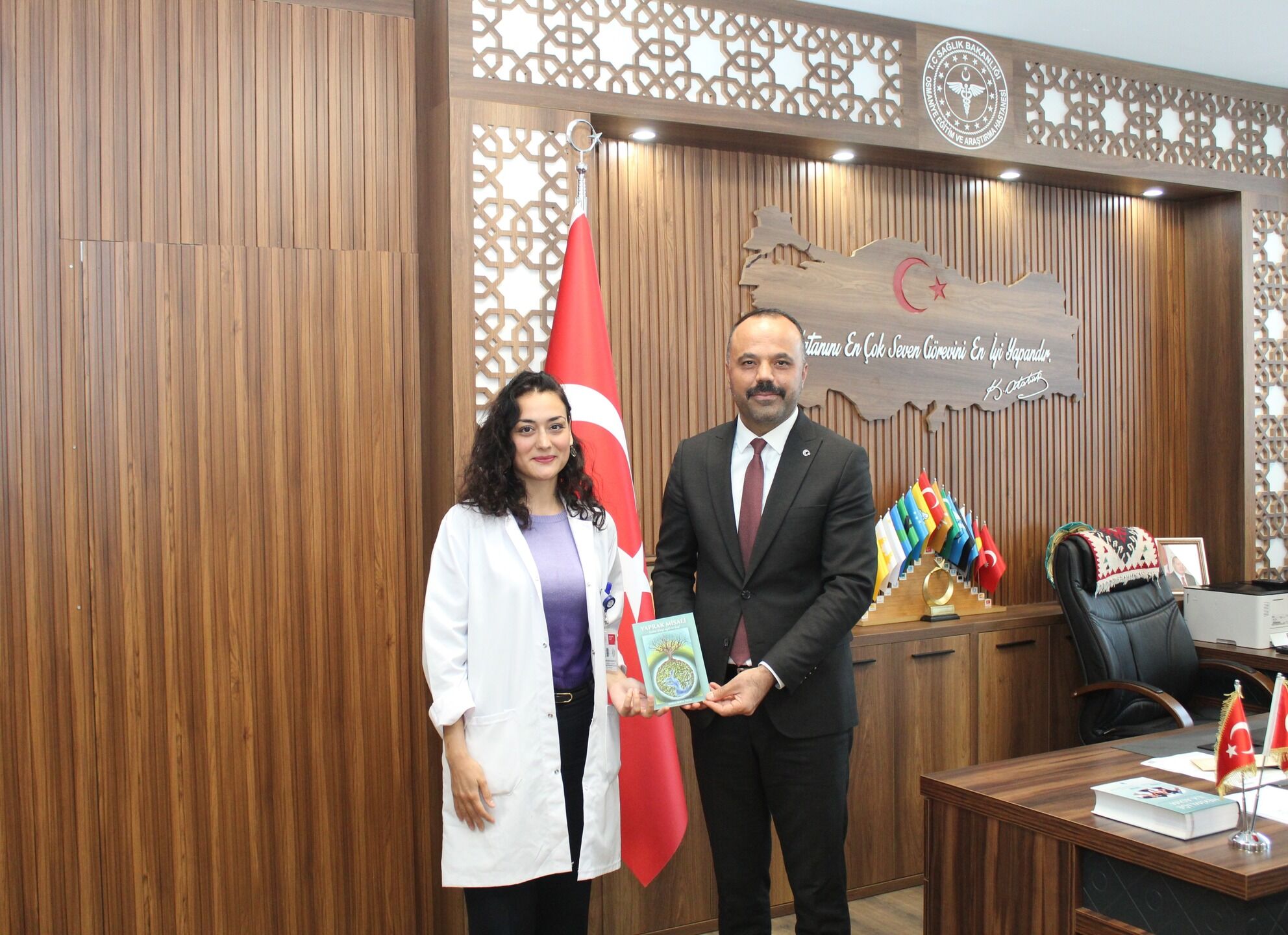 Osmaniye’de Hekimden Anlamlı Hediye “Yaprak Misali” Kitabı Takdim Edildi (2)