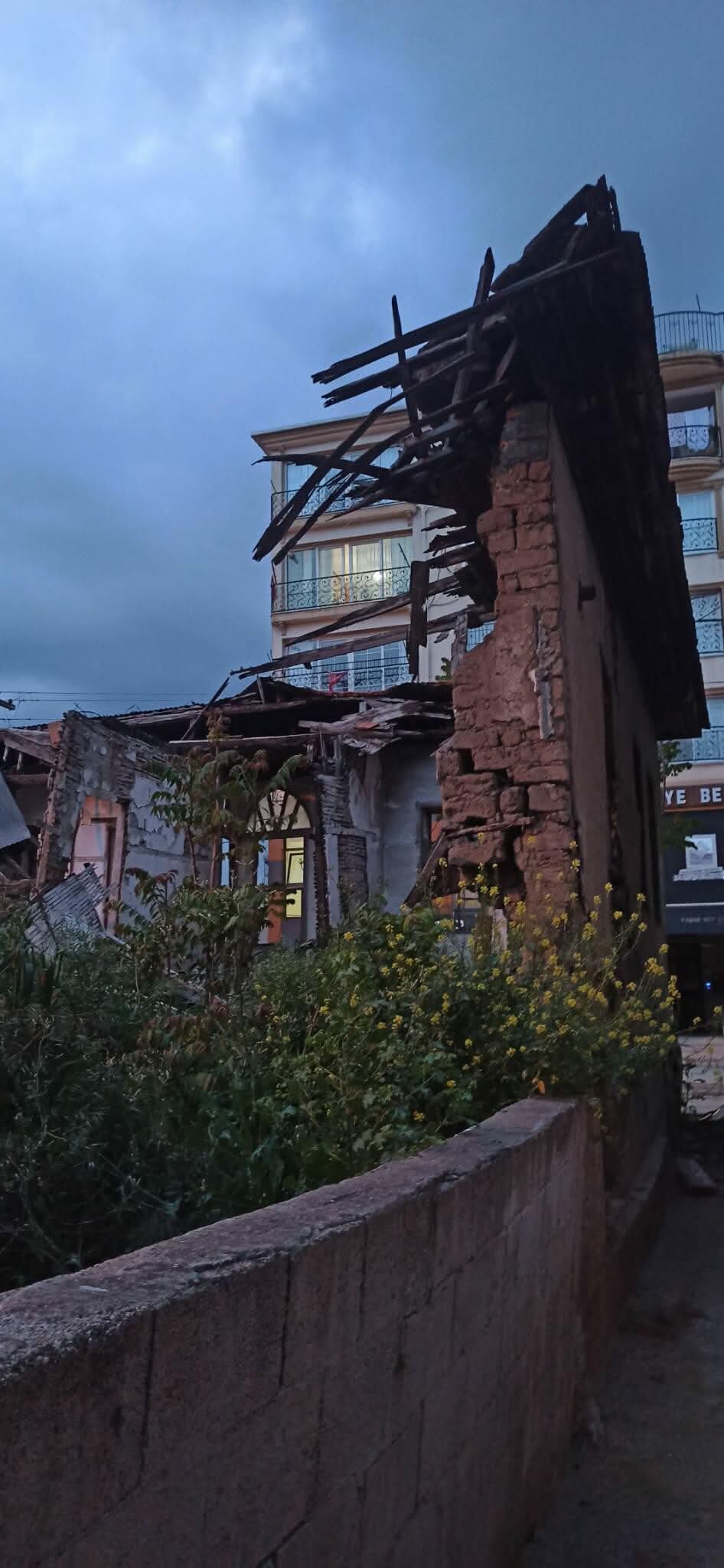 Osmaniye'de Metruk Bina Alarm Veriyor-1