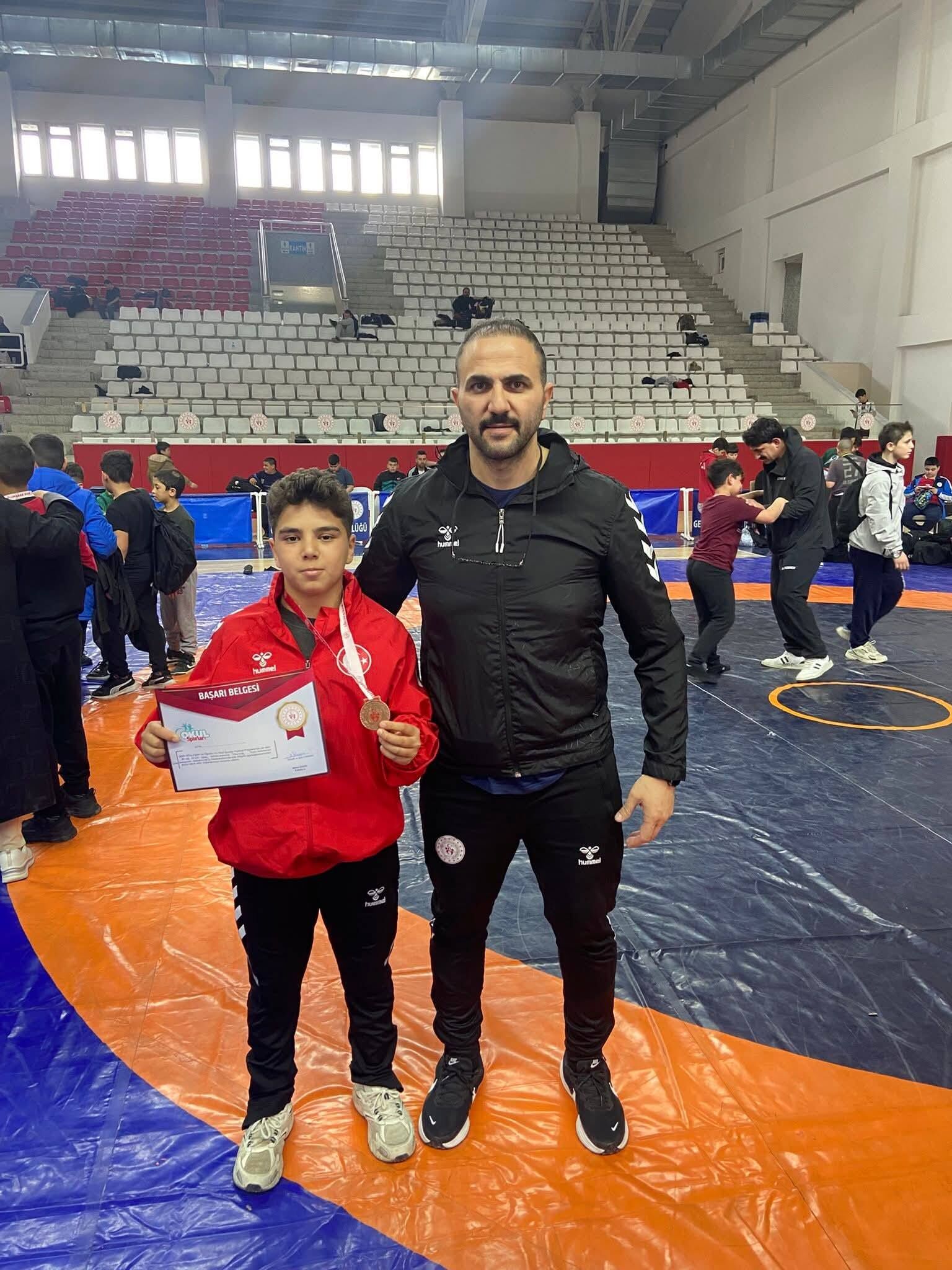 Osmaniyeli Güreşçi Türkiye Üçüncüsü (2)