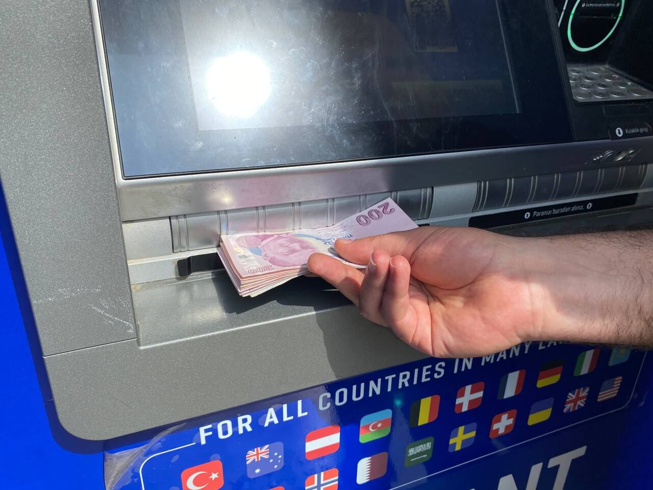 Serik'te Atm'de Unutulan Para Zabıtaya Teslim Edildi