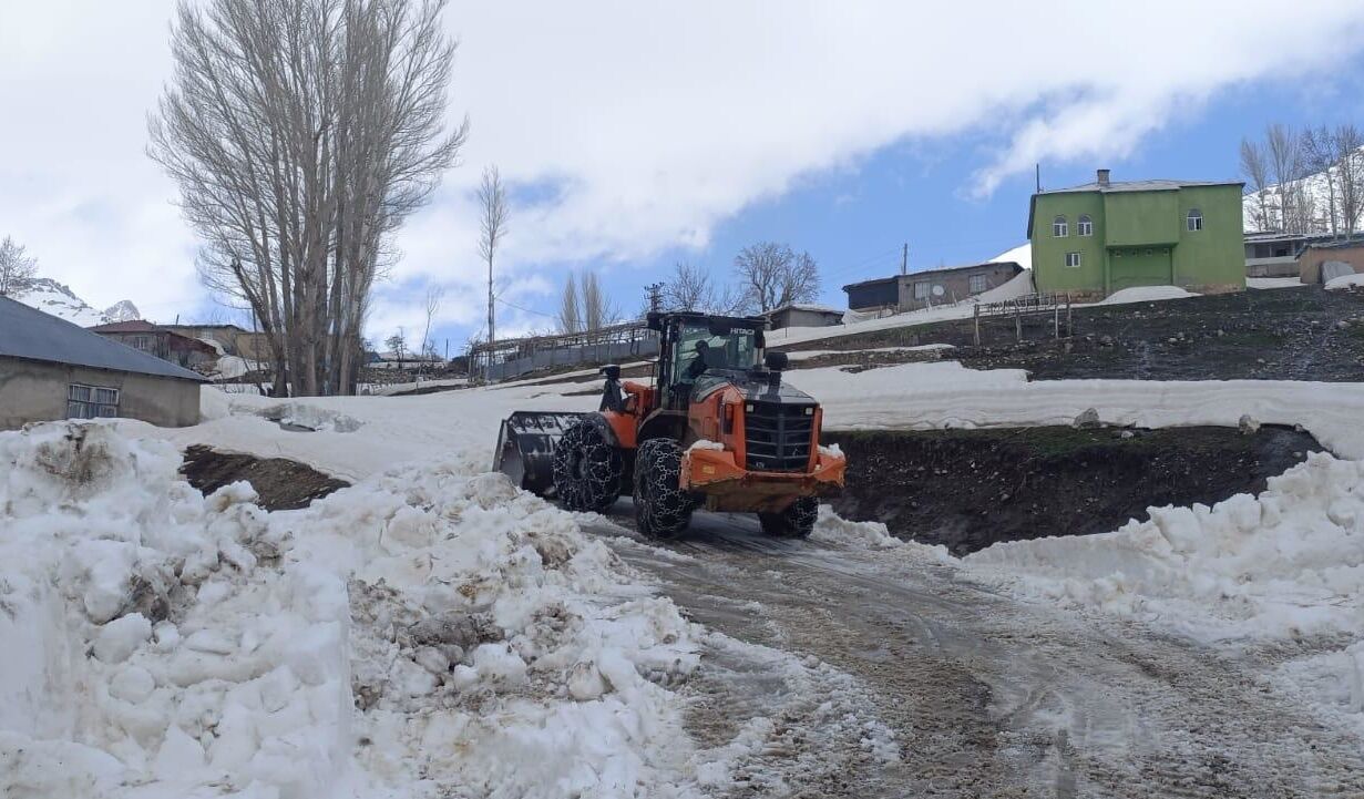 Şırnak'ta Kar Kalınlığının 5 Metreye Ulaştığı Faraşin Yaylası'nın Yolu Ulaşıma Açıldı