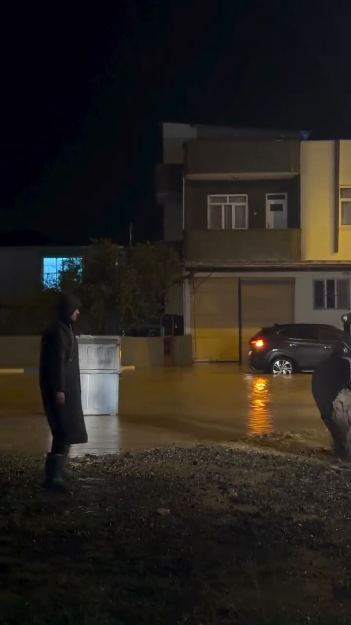 Toprakkale’de Yağmur Alarmı Başkan Kürekle Çalıştı (1)