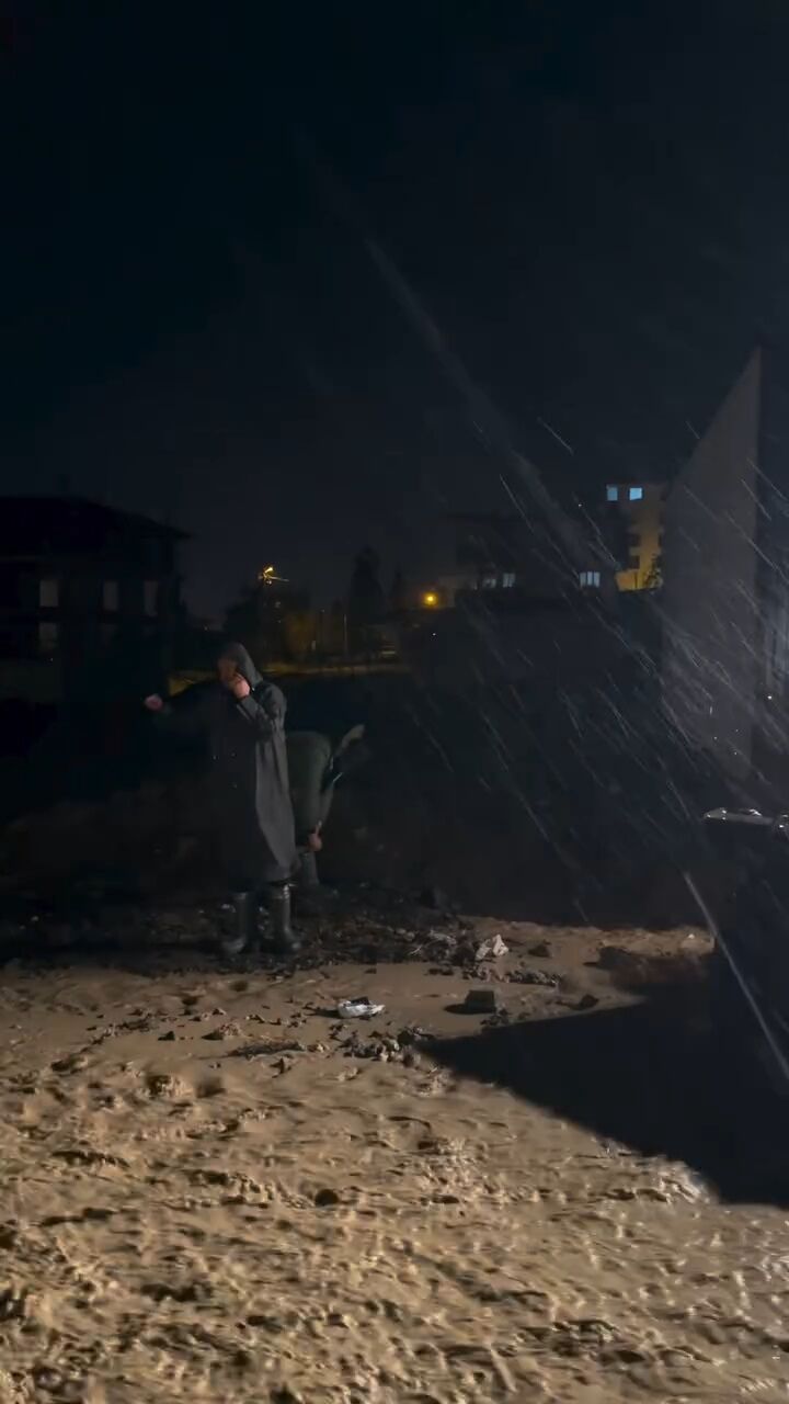 Toprakkale’de Yağmur Alarmı Başkan Kürekle Çalıştı (3)