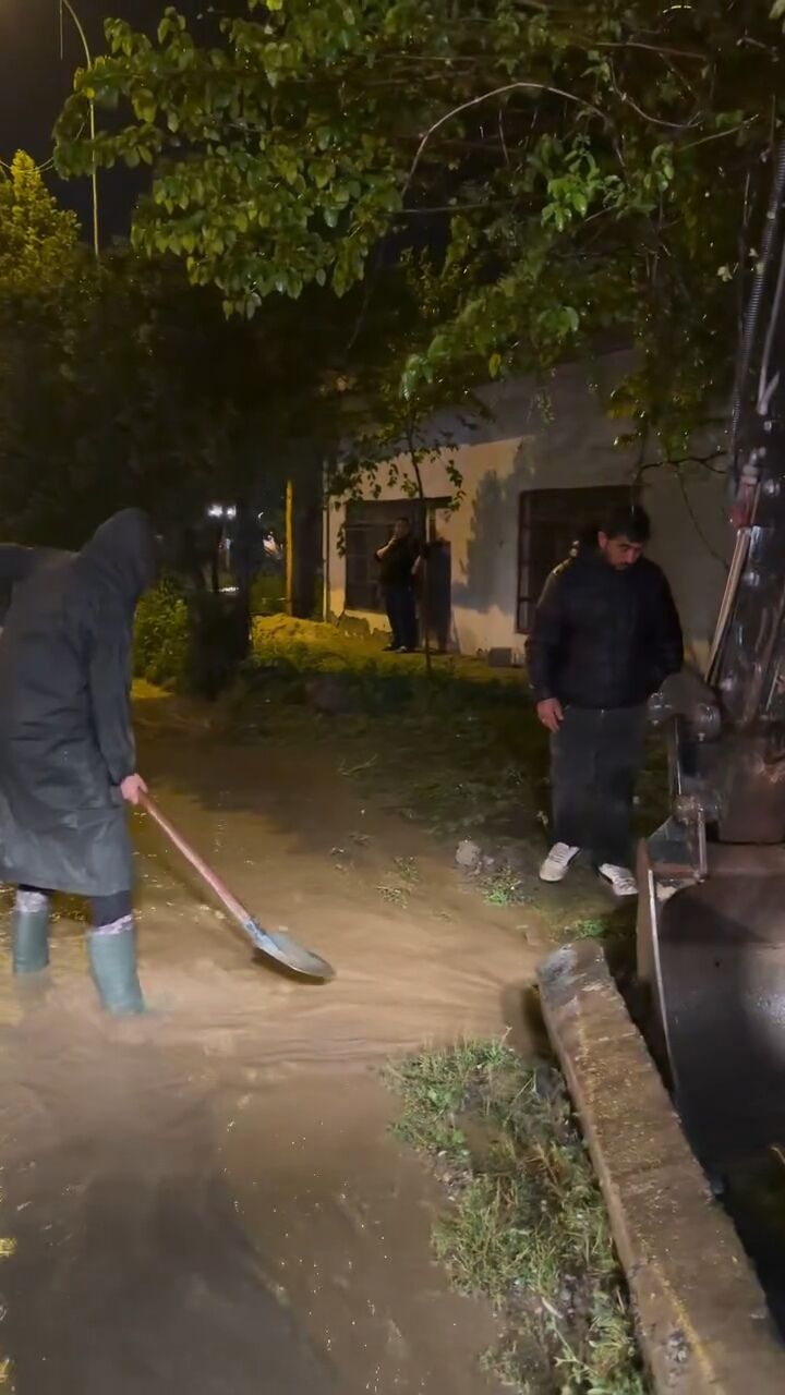 Toprakkale’de Yağmur Alarmı Başkan Kürekle Çalıştı (5)