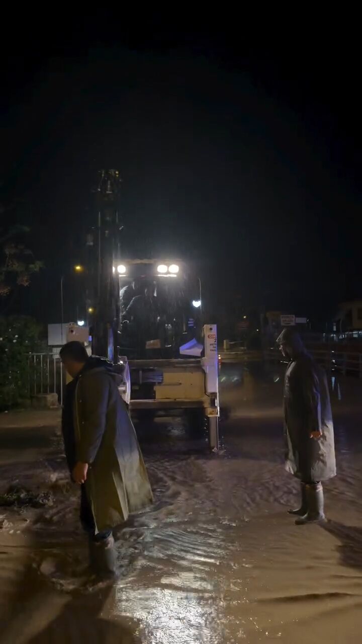 Toprakkale’de Yağmur Alarmı Başkan Kürekle Çalıştı (6)