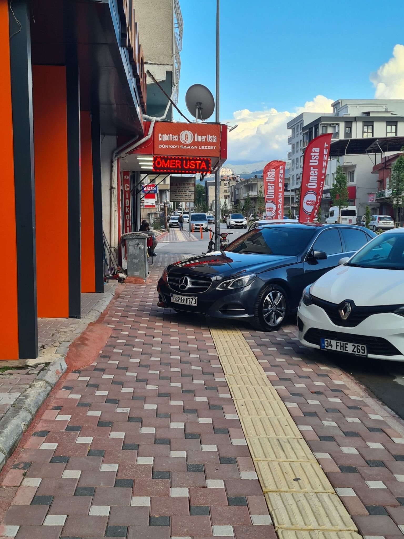 2 Araç 1 Kaldırım! Osmaniye’de Yaya İsyanı