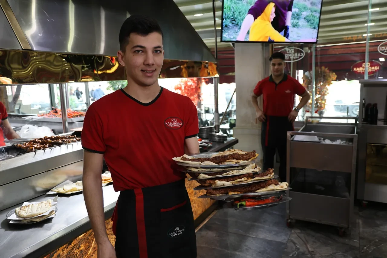 Adana Kebabı Salatayla Etkiyi Katlıyor (4)