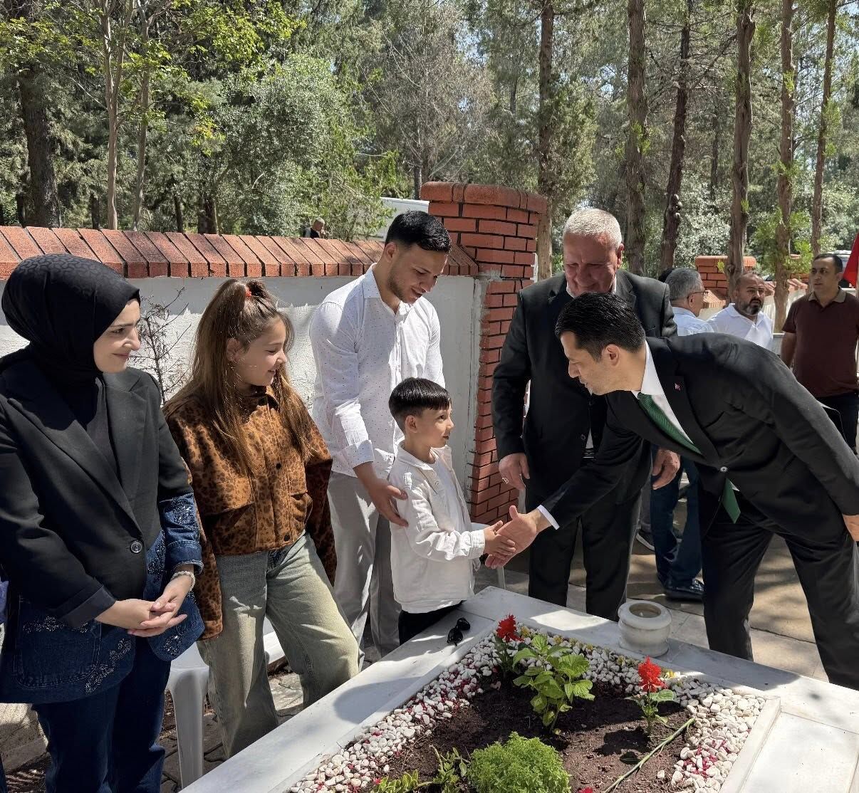 Ak Parti Mkyk Üyesi Kaya’dan Deprem Şehitlerine Ziyaret (1)