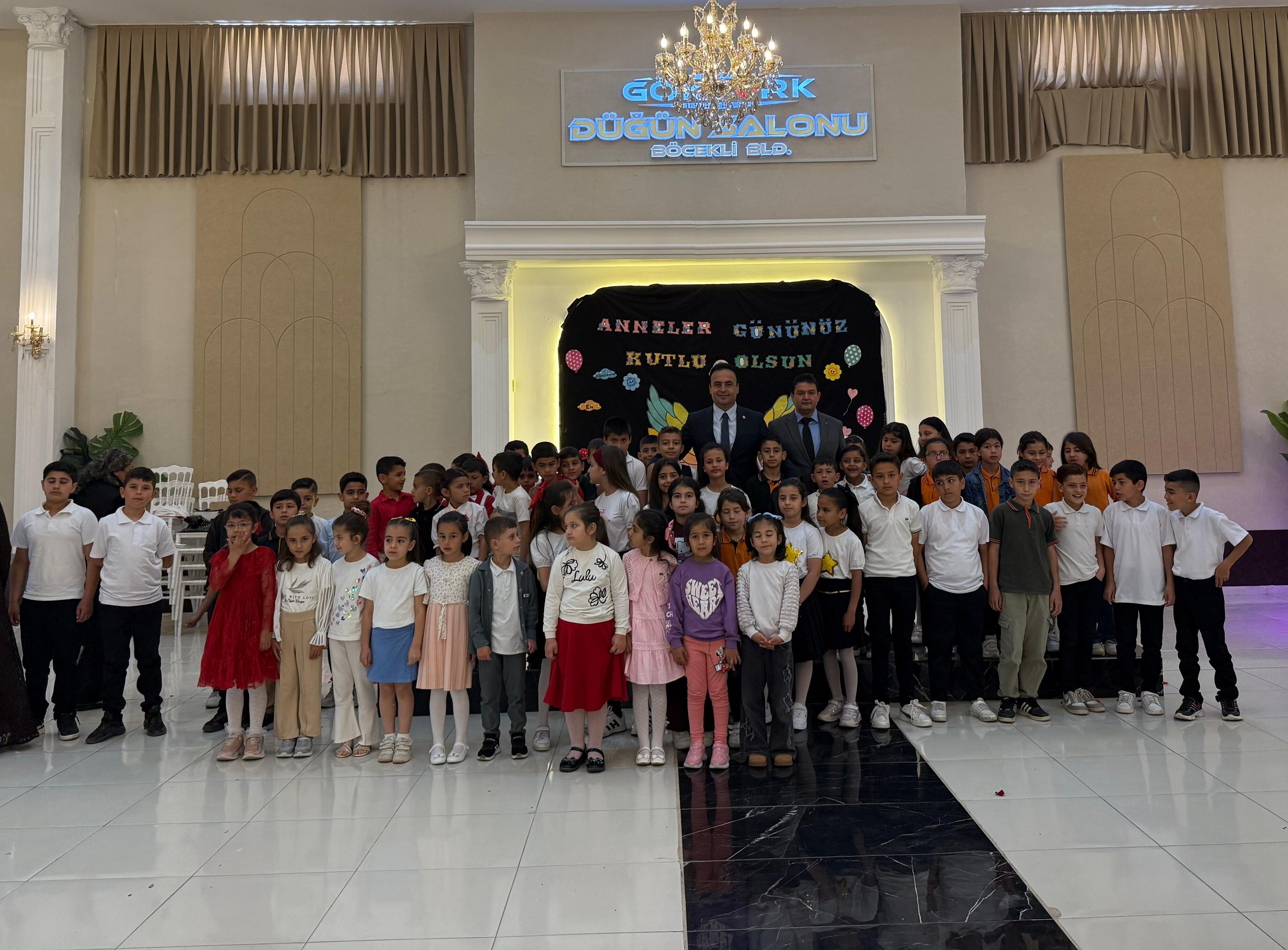 Böcekli'de 110 Öğrencili Anneler Günü Sürprizi Duygulandırdı (1)