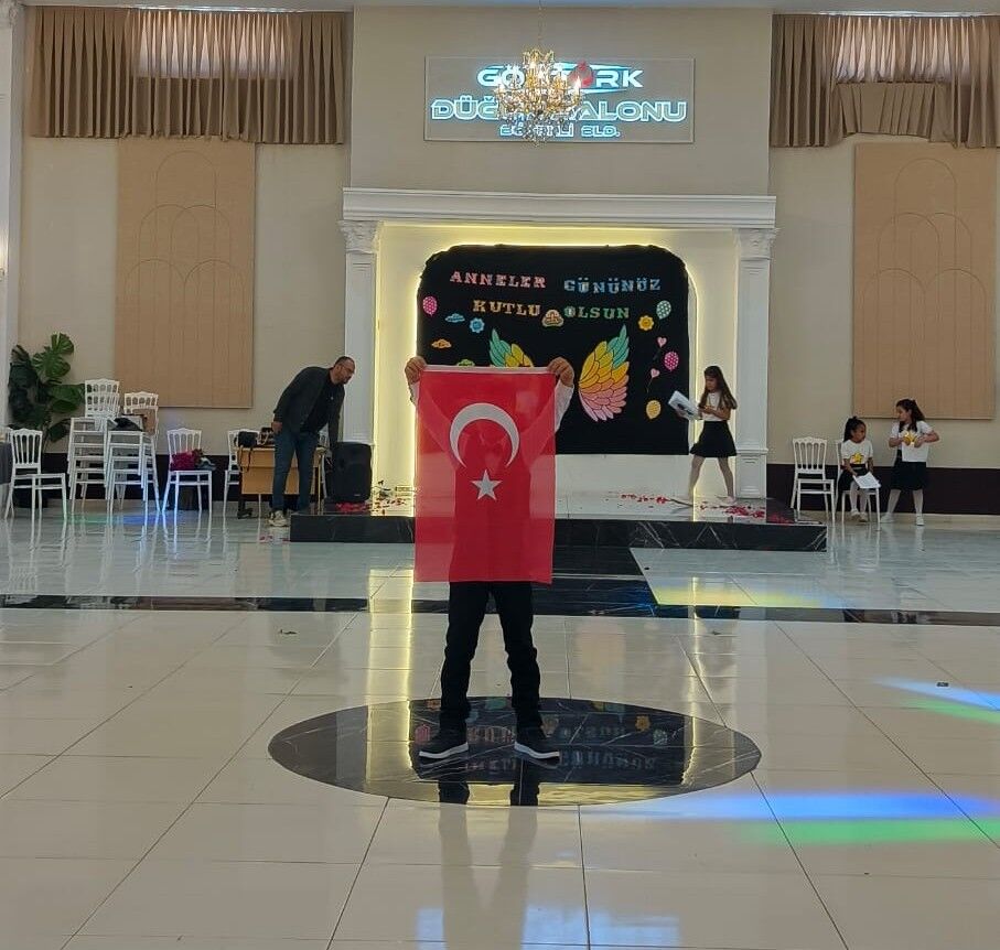 Böcekli'de 110 Öğrencili Anneler Günü Sürprizi Duygulandırdı (2)