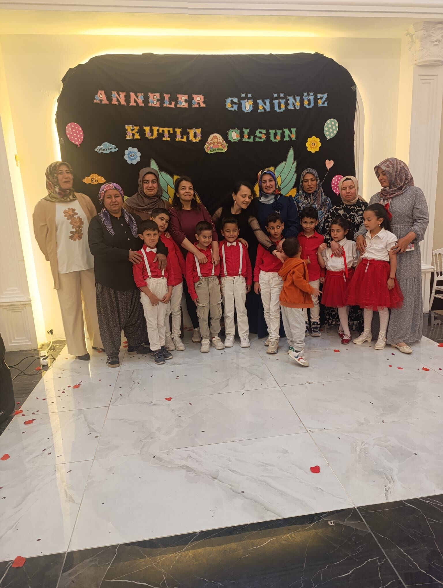 Böcekli'de 110 Öğrencili Anneler Günü Sürprizi Duygulandırdı (3)