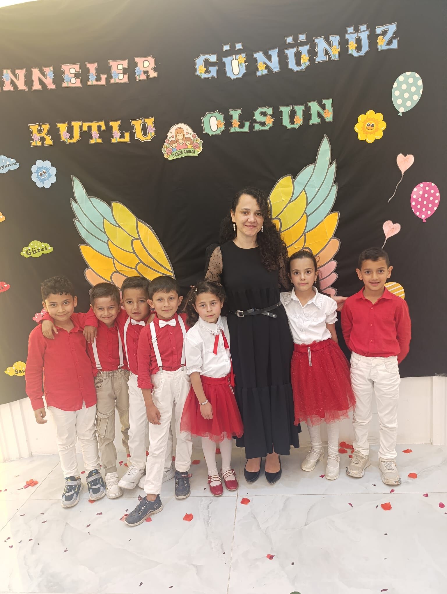 Böcekli'de 110 Öğrencili Anneler Günü Sürprizi Duygulandırdı (8)