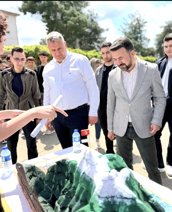 Düziçi’nde Bilim Fuarı Gençleri Parlatıyor1