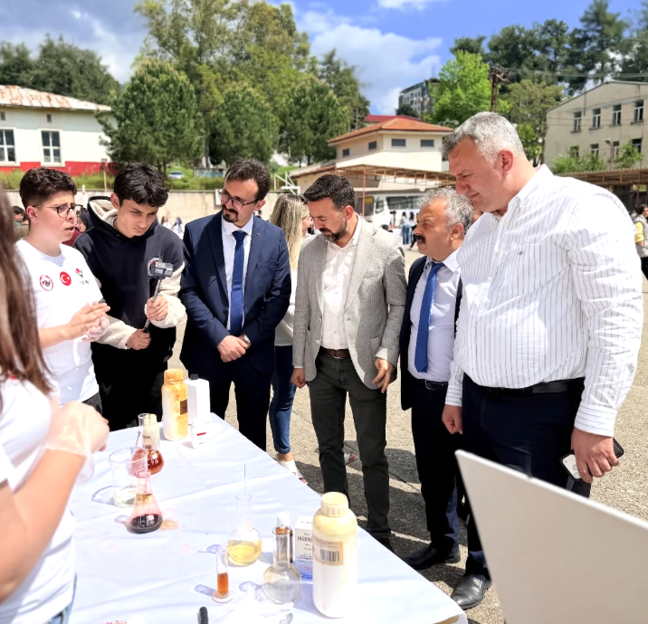 Düziçi’nde Bilim Fuarı Gençleri Parlatıyor4