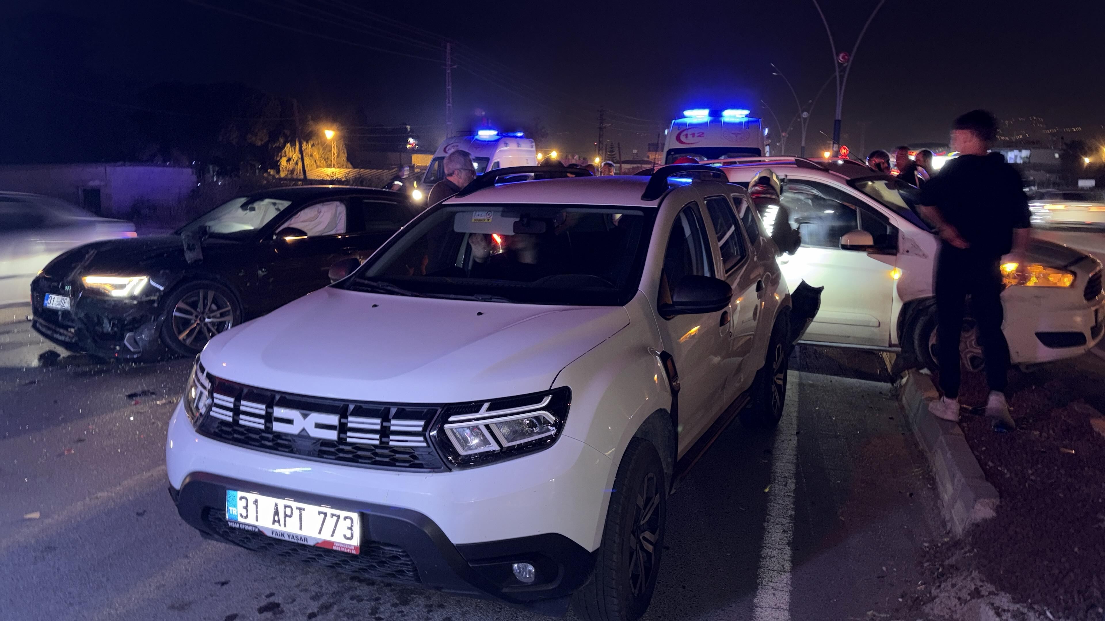 Hatay'da 4 Aracın Karıştığı Zincirleme Trafik Kazasında 2 Kişi Yaralandı