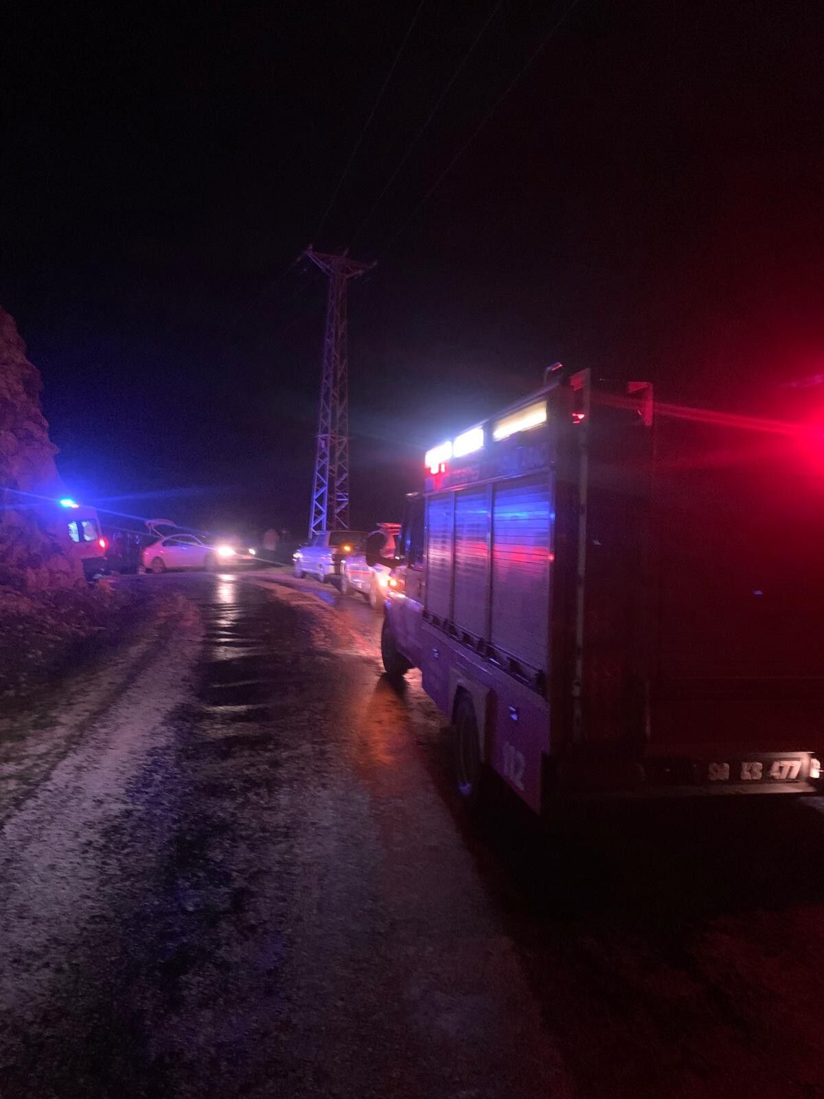 Kadirli’de Otomobil Şarampole Devrildi (1)