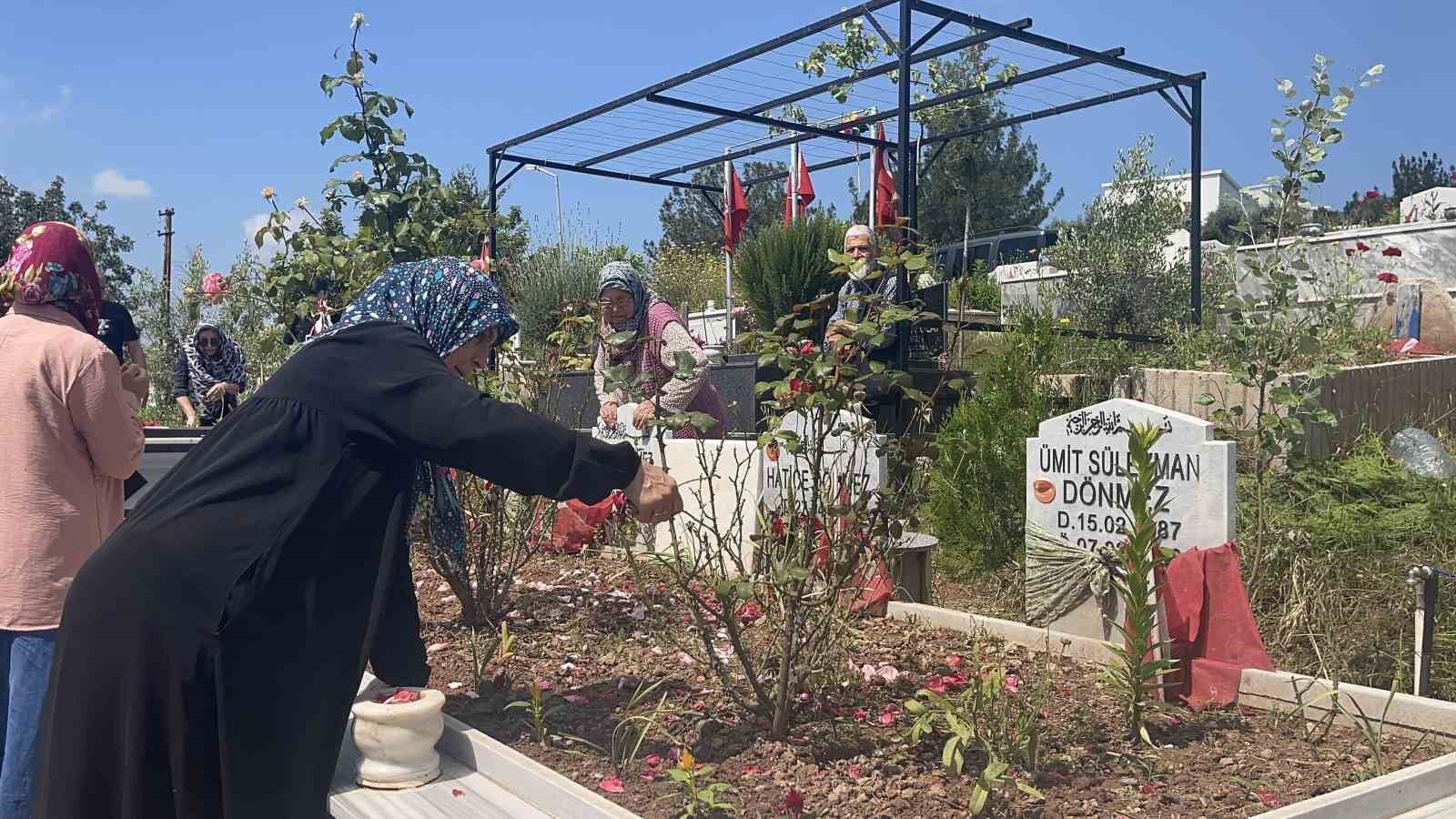Osmaniye’de Deprem Şehitliğinde Bayram Hüznü (1)