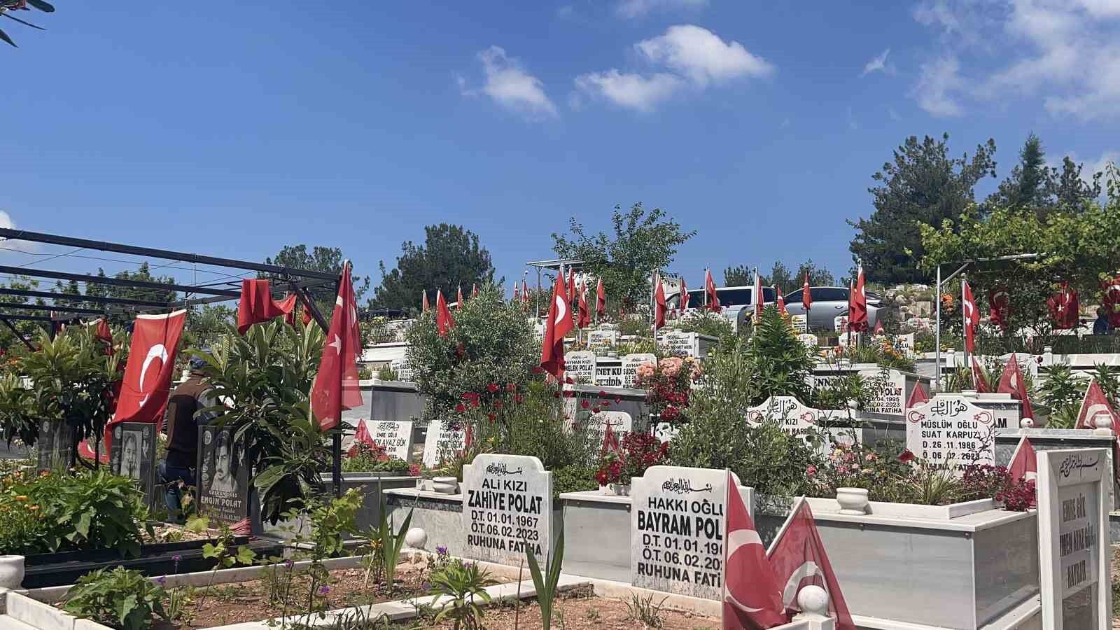 Osmaniye’de Deprem Şehitliğinde Bayram Hüznü (2)