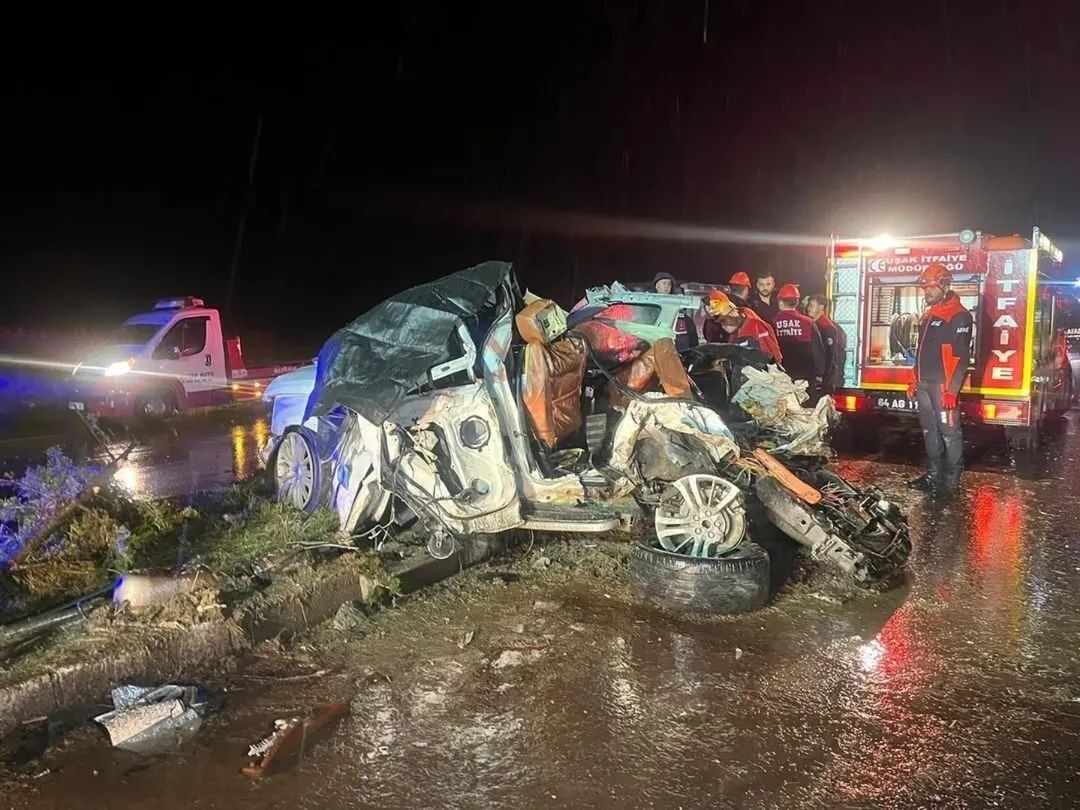 Uşak İzmir Yolunda Zincirleme Kazada 4 Ölü (3)