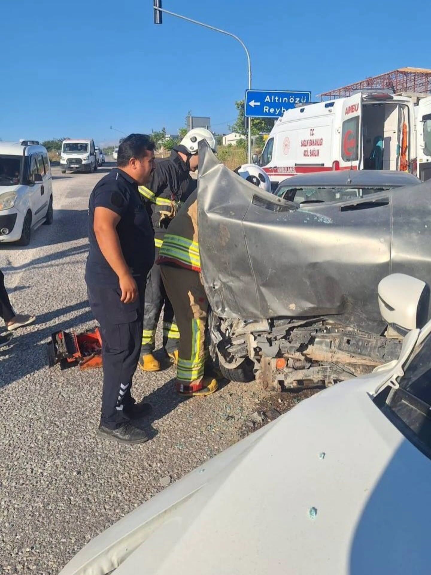 Antakya Yayladağı Yolunda Kaza 2 Kişi Yaralandı1