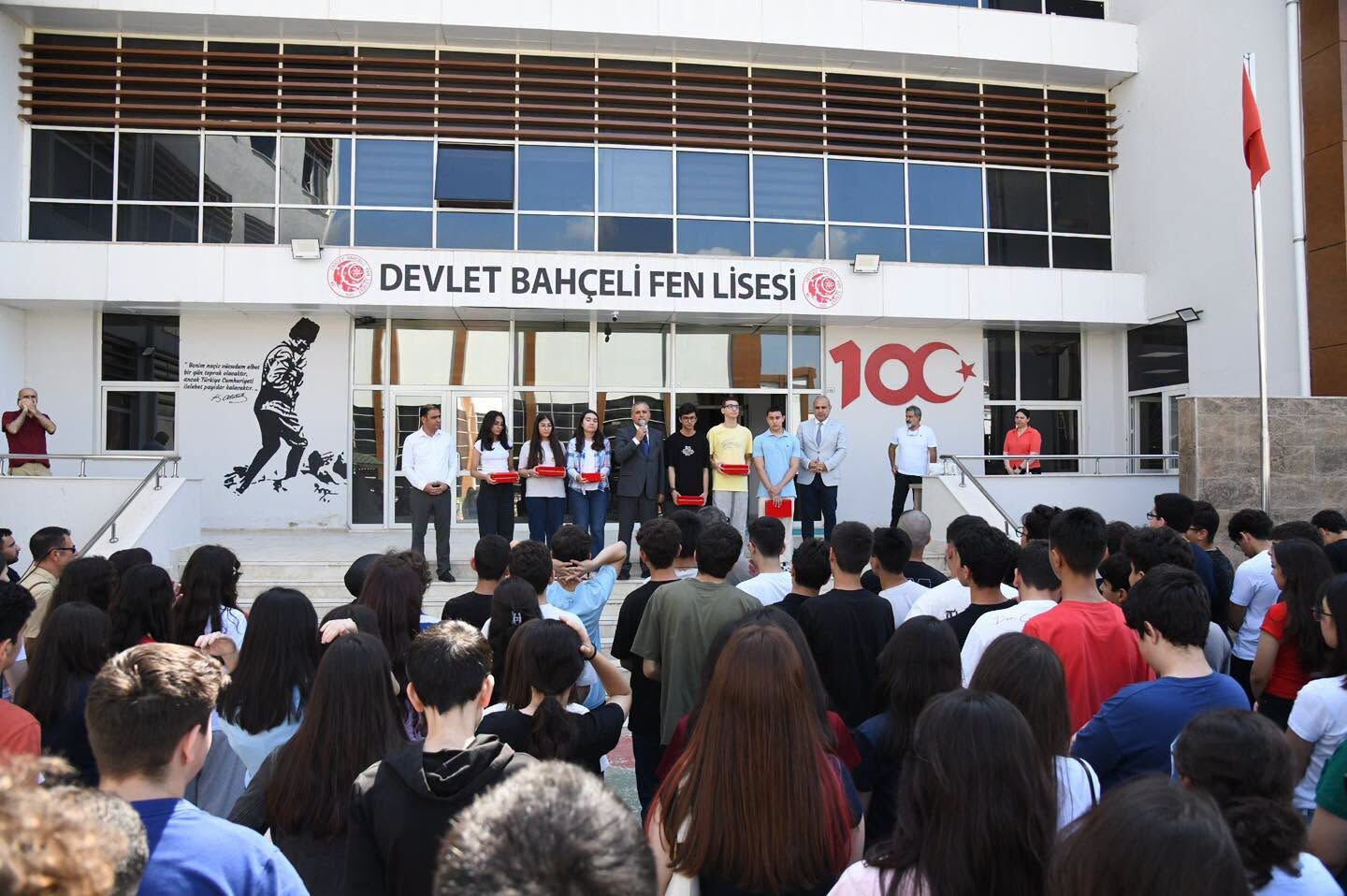 Başkan Çenet'ten Karne Gününde Anlamlı Spor Hediyesi (2)