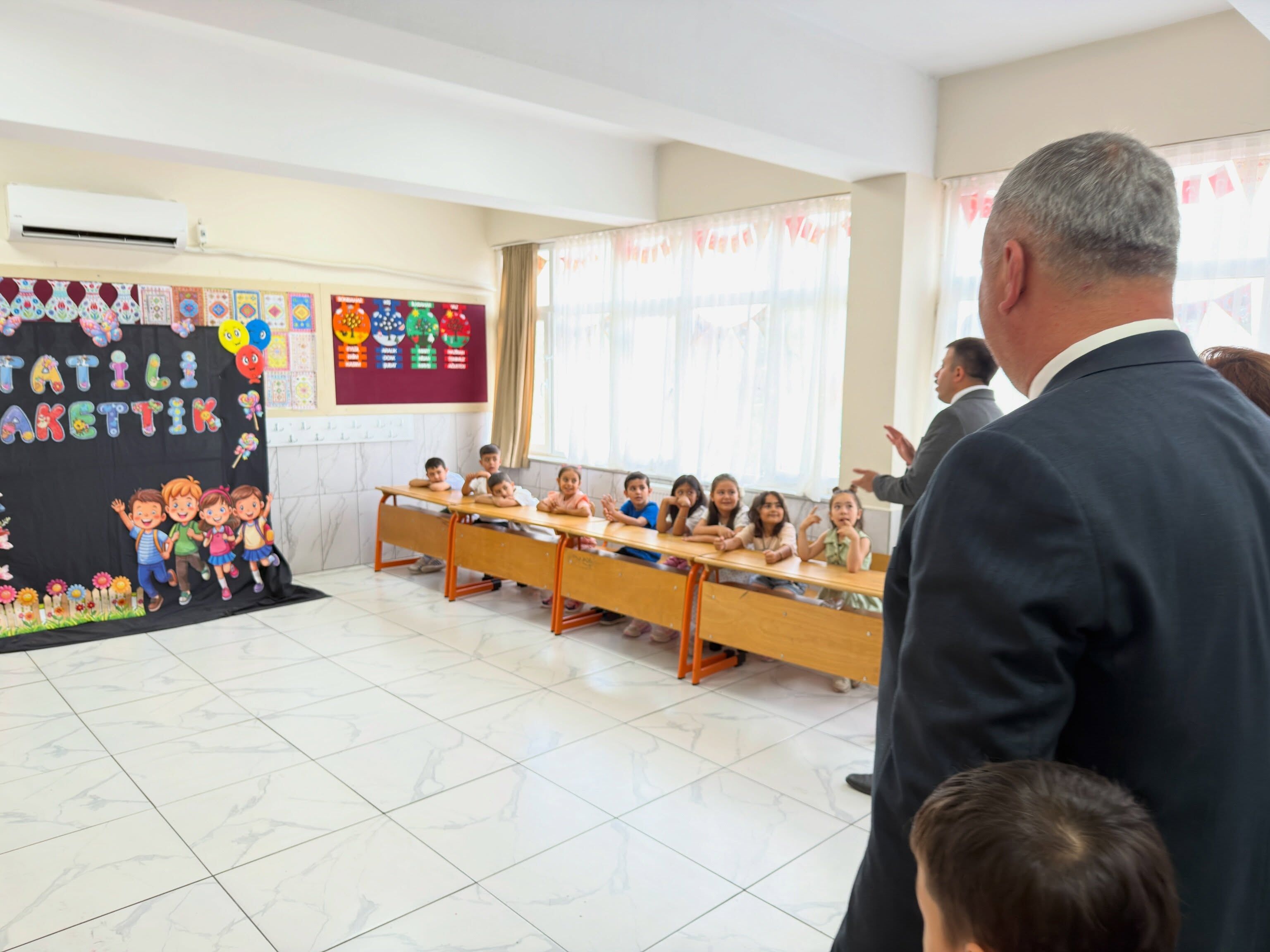 Başkan İba, Öğrencilerin Karne Sevincine Ortak Oldu (5)