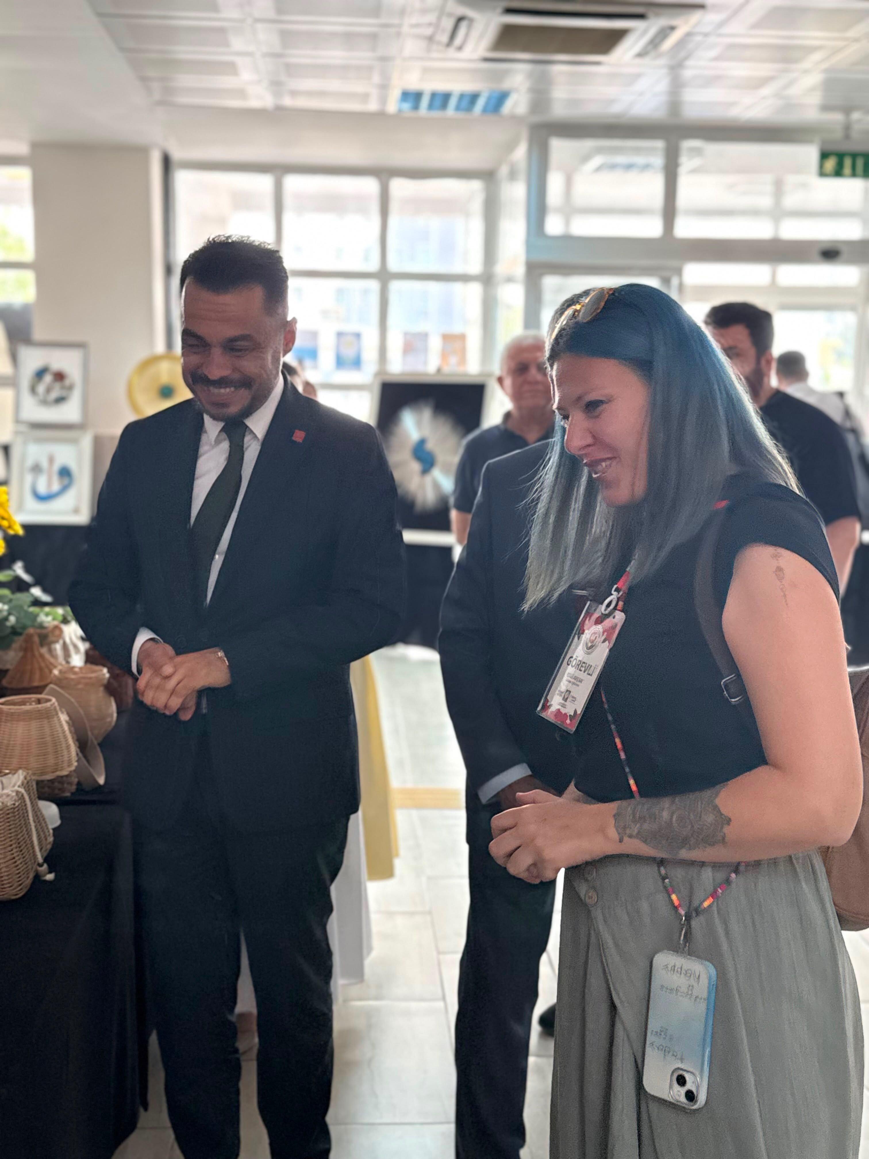 Chp Heyeti Halk Eğitim Sergisini Ziyaret Etti (1)