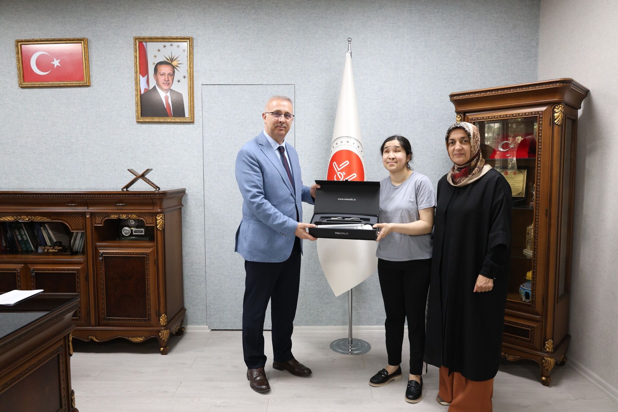 Görme Engelli Öğrenciye Akıllı Baston (2)