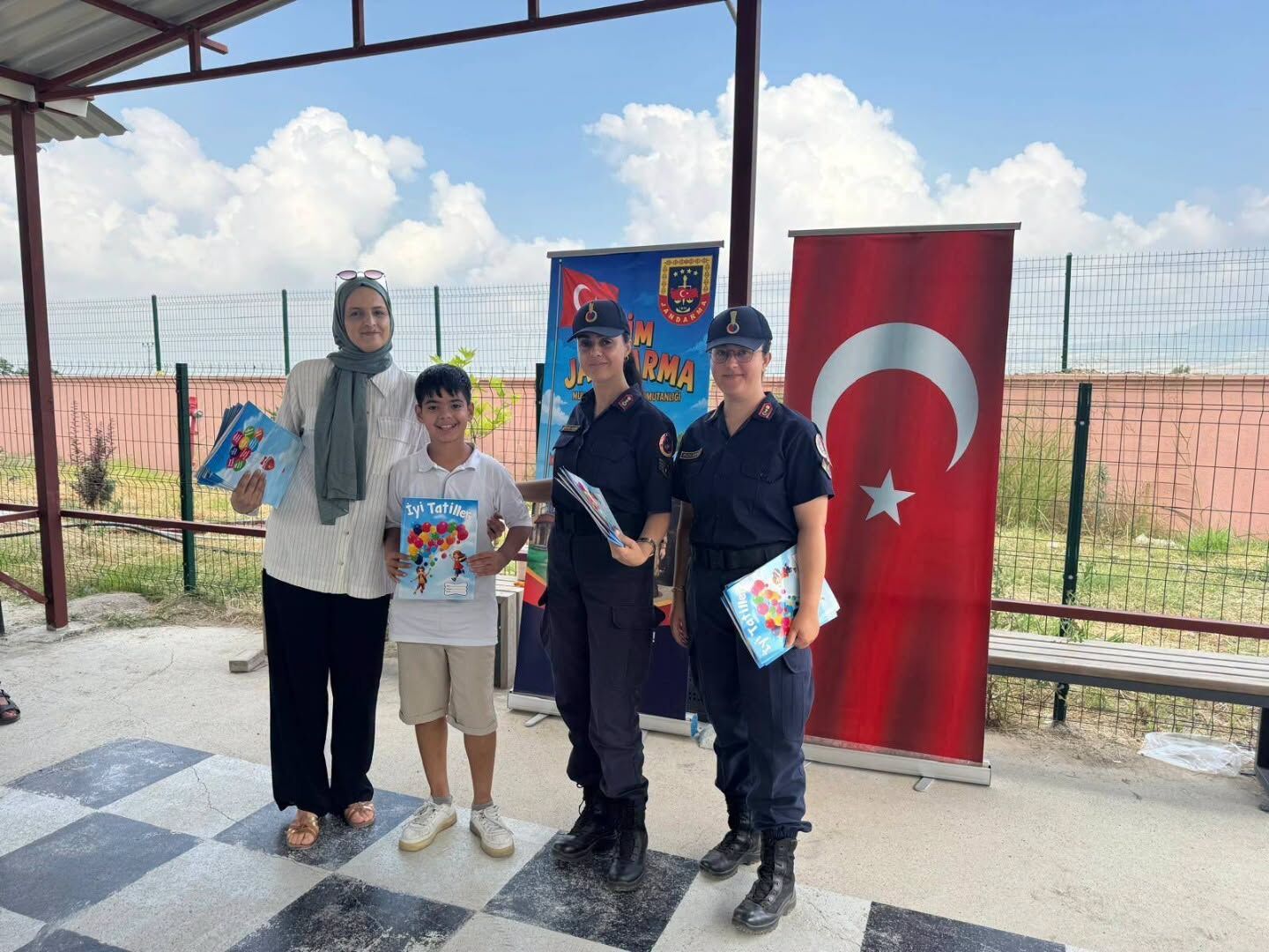 Jandarma Ekiplerinden Öğrencilere Karne Sürprizi (1)