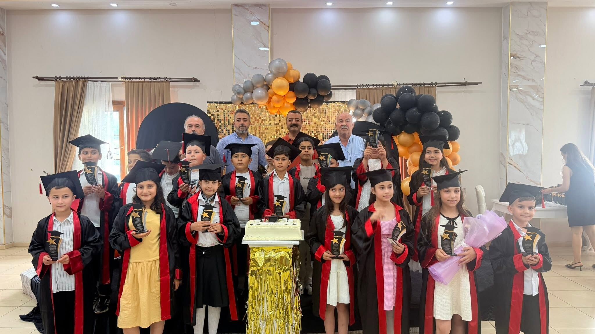 Ökkeş Aksoy Öğrencilerin Mezuniyet Sevincine Ortak Oldu2