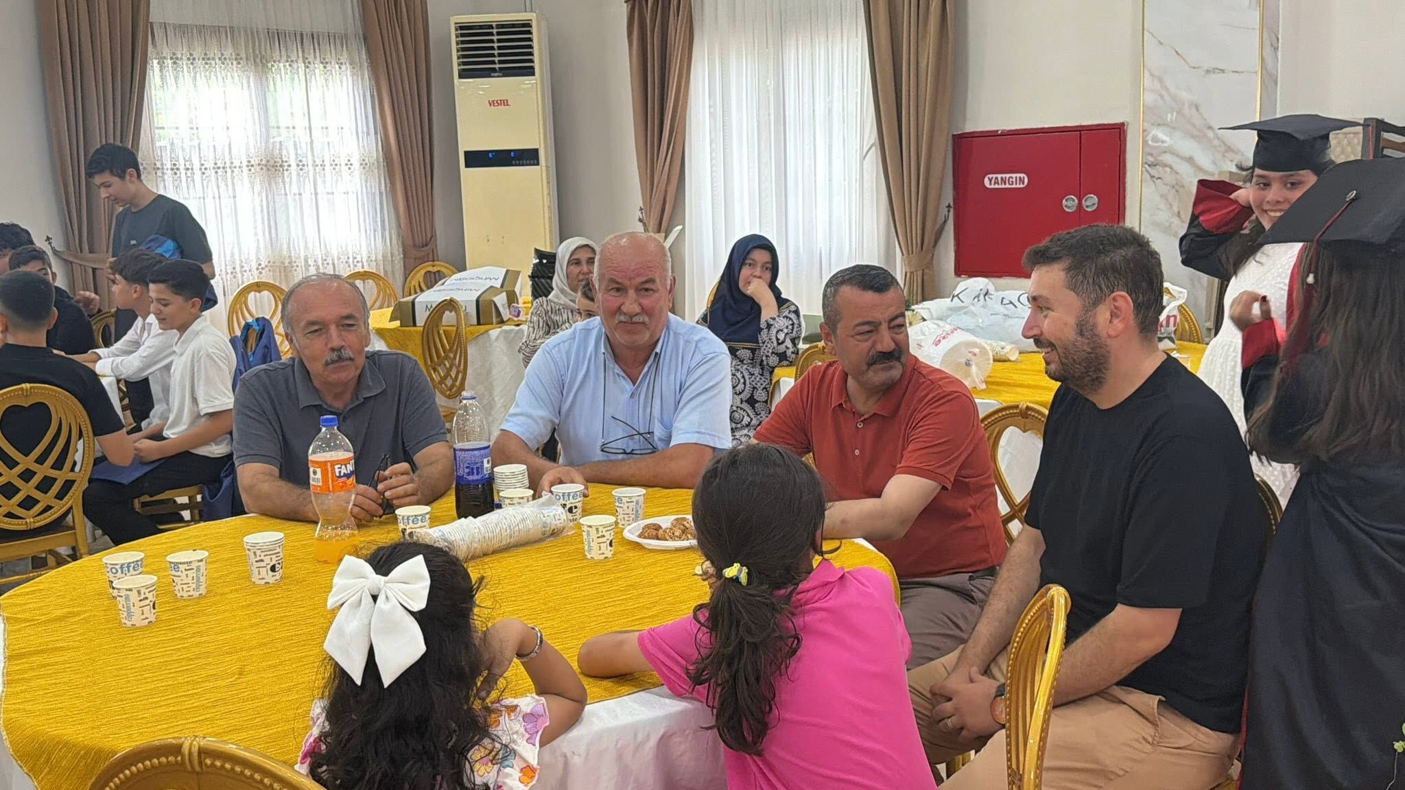 Ökkeş Aksoy Öğrencilerin Mezuniyet Sevincine Ortak Oldu3