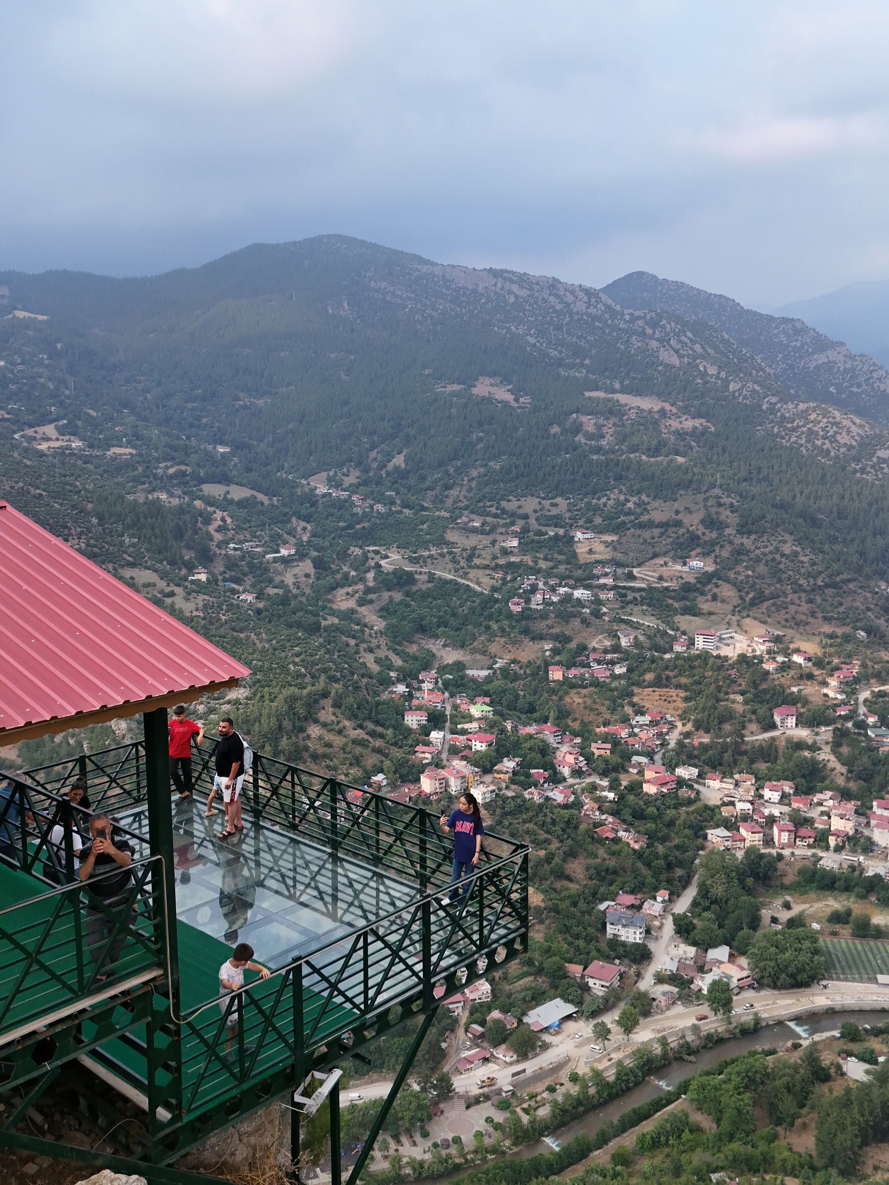 Adana Feke Cam Teras Ziyaretçi Akınına Uğruyor2