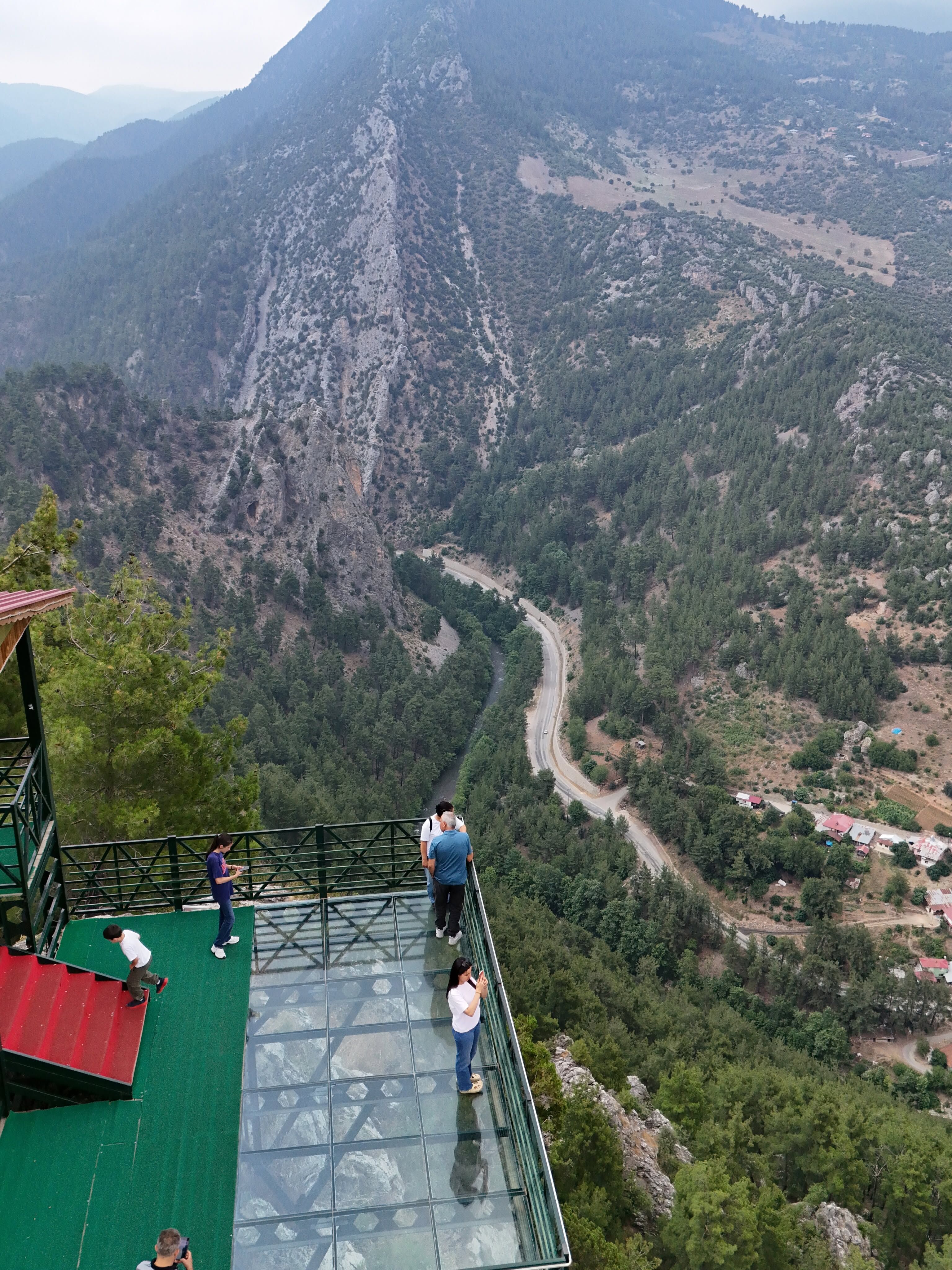Adana Feke Cam Teras Ziyaretçi Akınına Uğruyor3