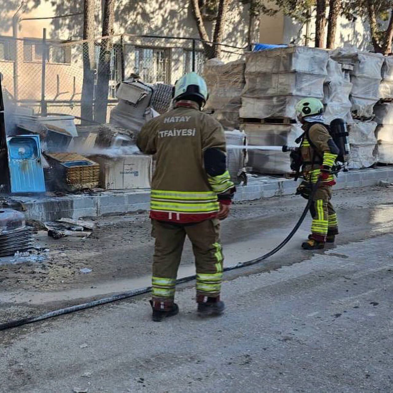 Antakya’da Inşaat Malzemesi Yangını Kontrol Altına Alındı1