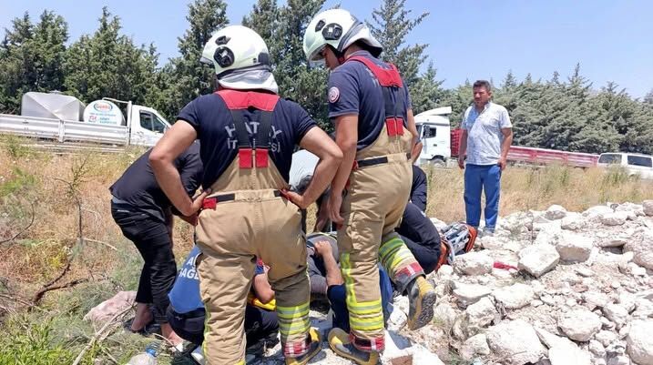 Antakya'da Trafik Kazası Yaralı Ekiplerce Kurtarıldı2