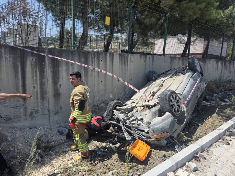 Antakya'da Trafik Kazası Yaralıyı İtfaiye Kurtardı4